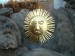 Detail - atribut slunečního kotouče boha Hélia